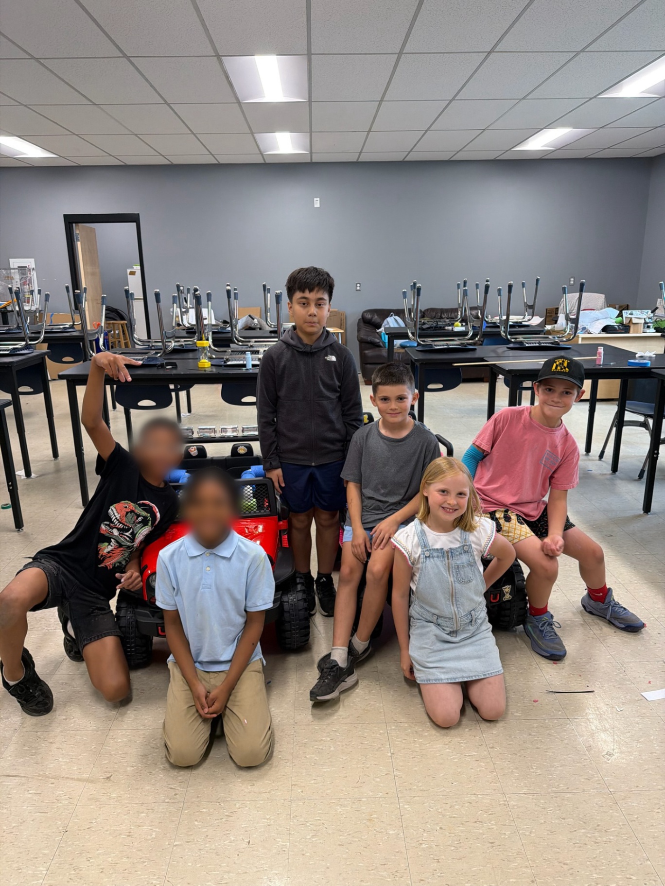 Mentor teaching students how electricity and circuits work